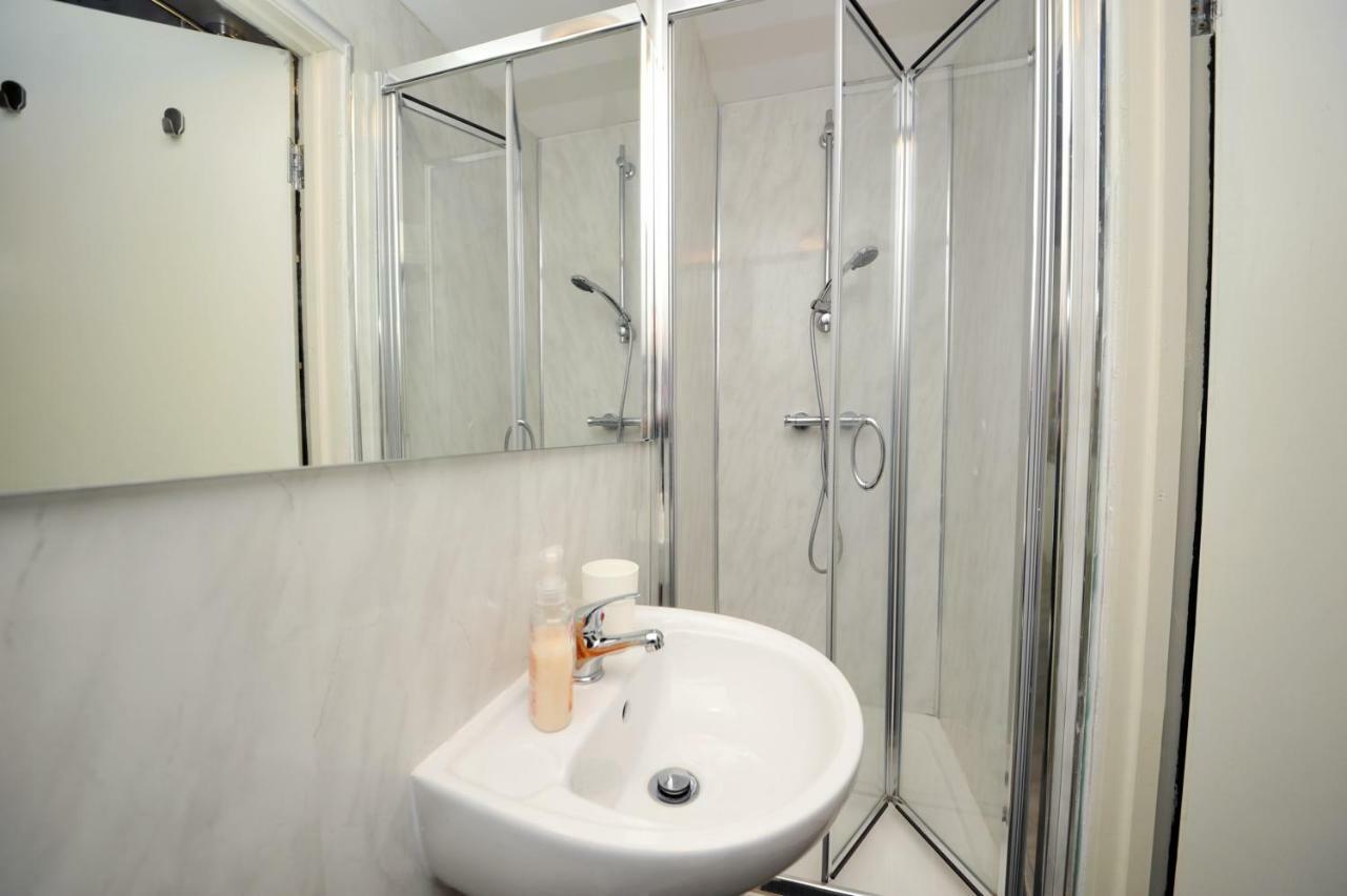 Stone'S Throw City Centre - Tv In Every Bedroom! Swansea Extérieur photo