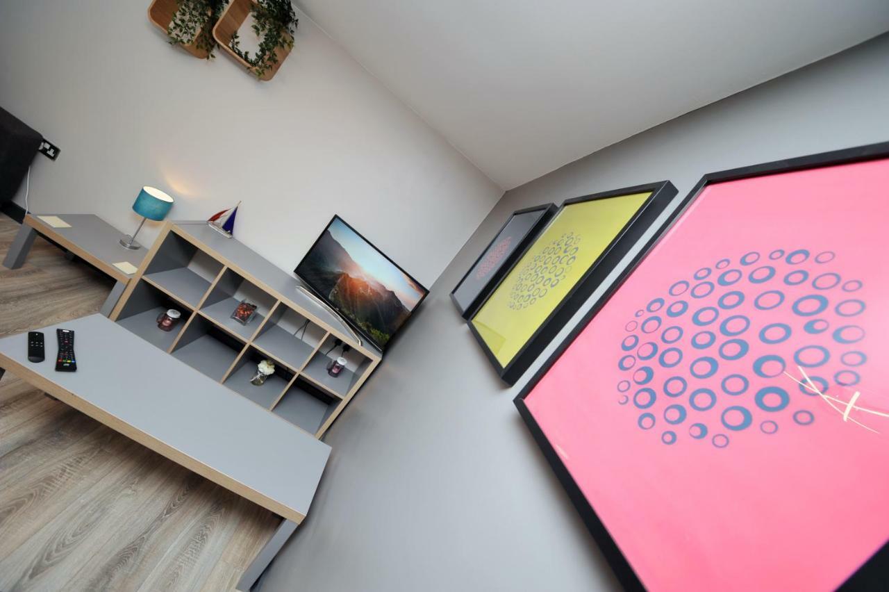Stone'S Throw City Centre - Tv In Every Bedroom! Swansea Extérieur photo