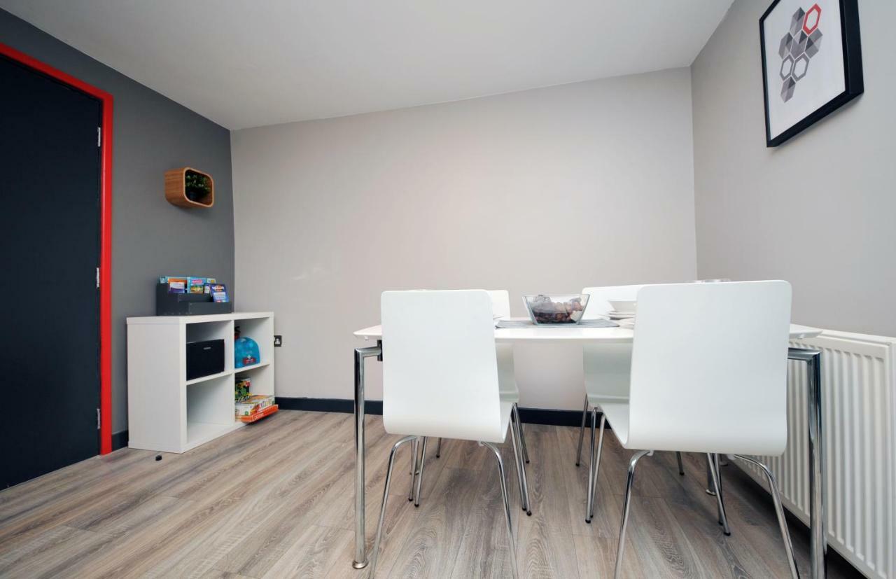 Stone'S Throw City Centre - Tv In Every Bedroom! Swansea Extérieur photo