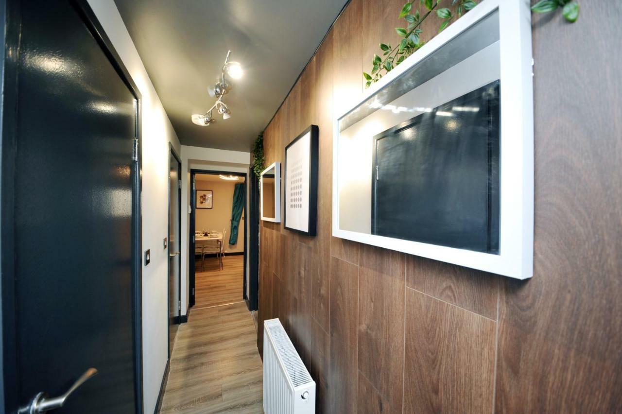 Stone'S Throw City Centre - Tv In Every Bedroom! Swansea Extérieur photo