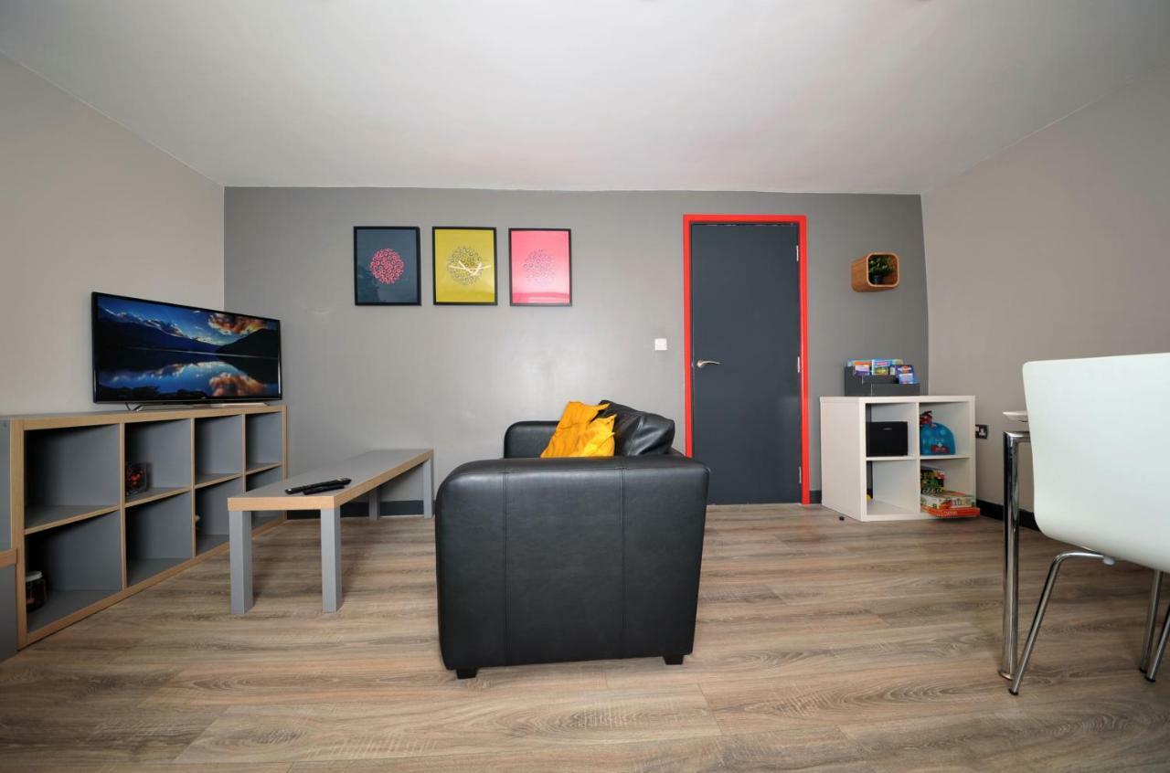Stone'S Throw City Centre - Tv In Every Bedroom! Swansea Extérieur photo